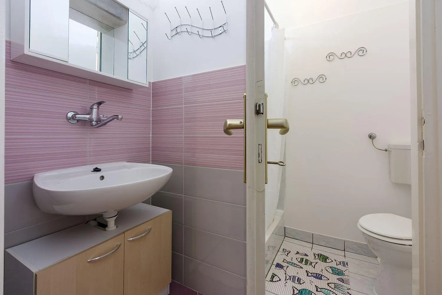 Helles Apartment Nur 190 Meter Zum Strand Mit Meerblick, Privater Terrasse, Wifi Dramalj 0*,  Croatia